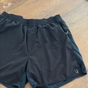 Vuori mens shorts med good condition